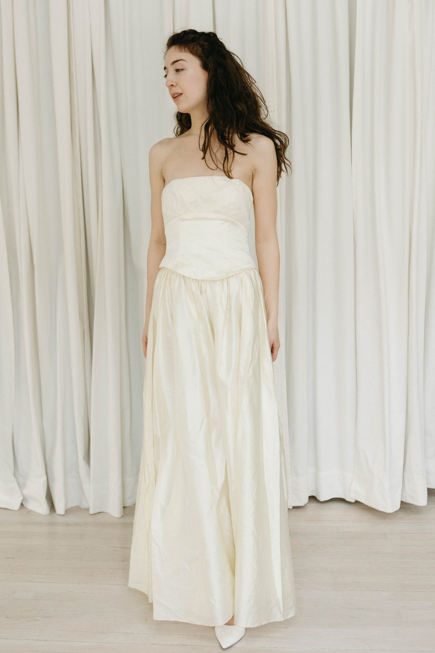 Vintage 90s off-white strapless v waist gown