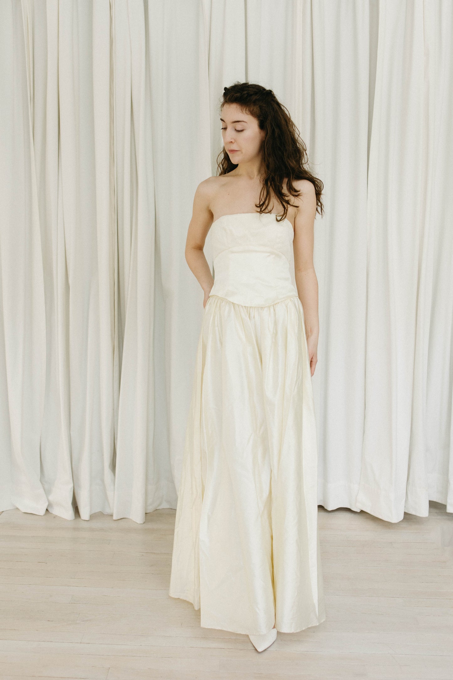 Vintage 90s off-white strapless v waist gown