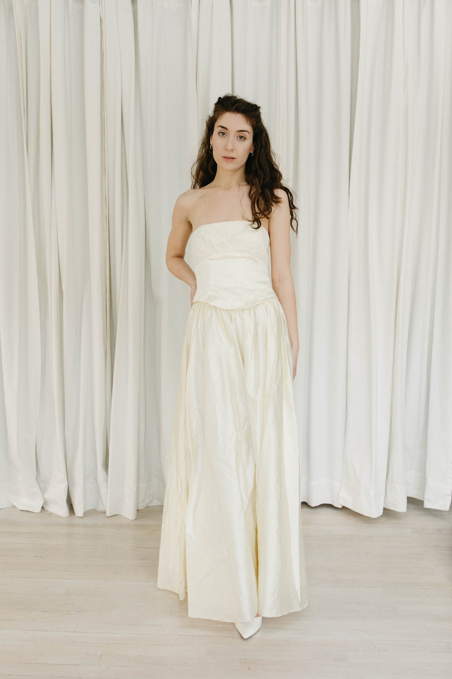 Vintage 90s off-white strapless v waist gown