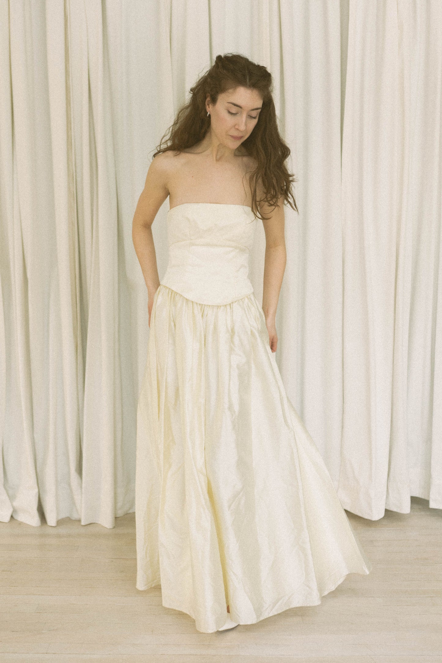 Vintage 90s off-white strapless v waist gown