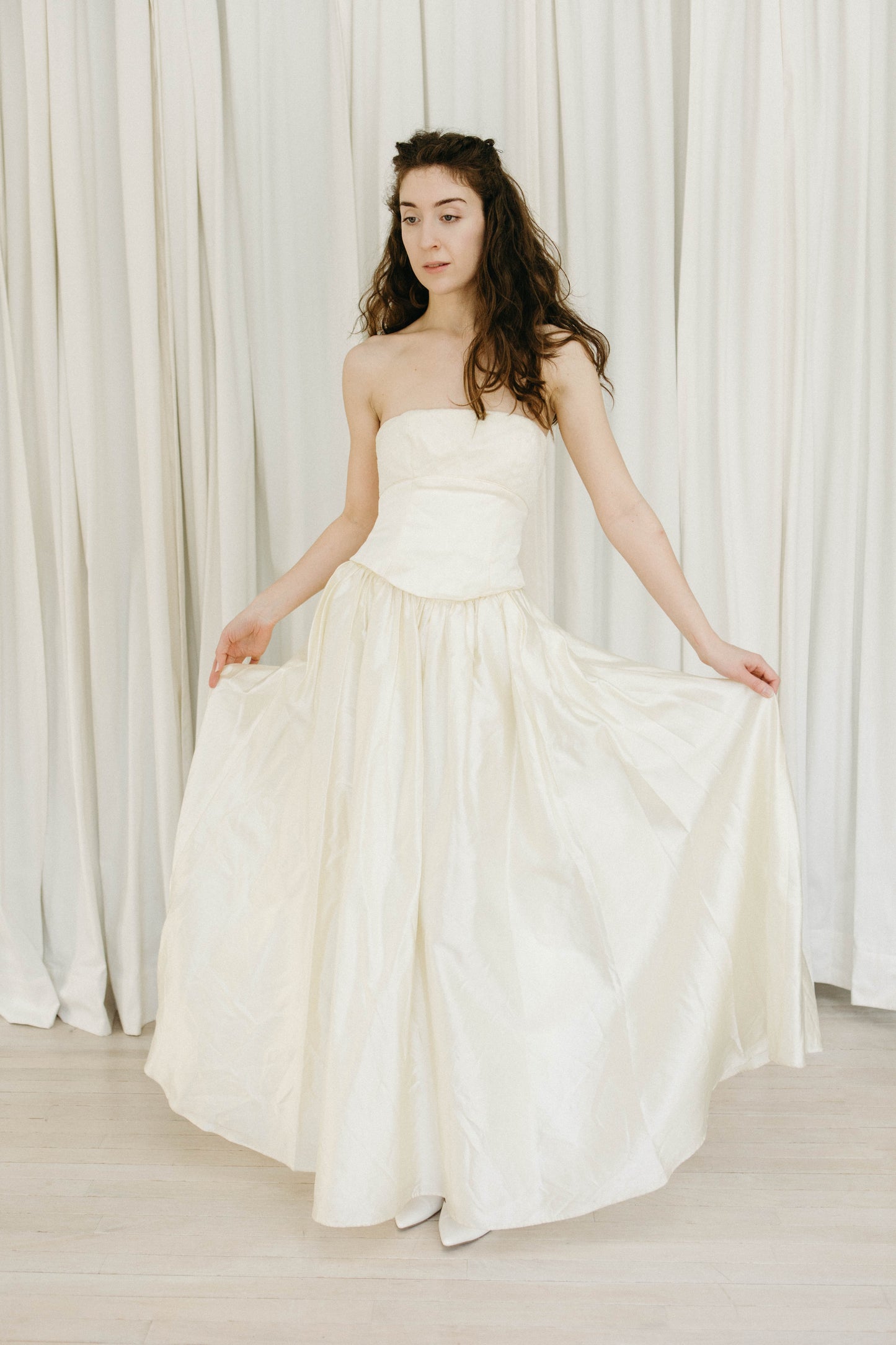 Vintage 90s off-white strapless v waist gown