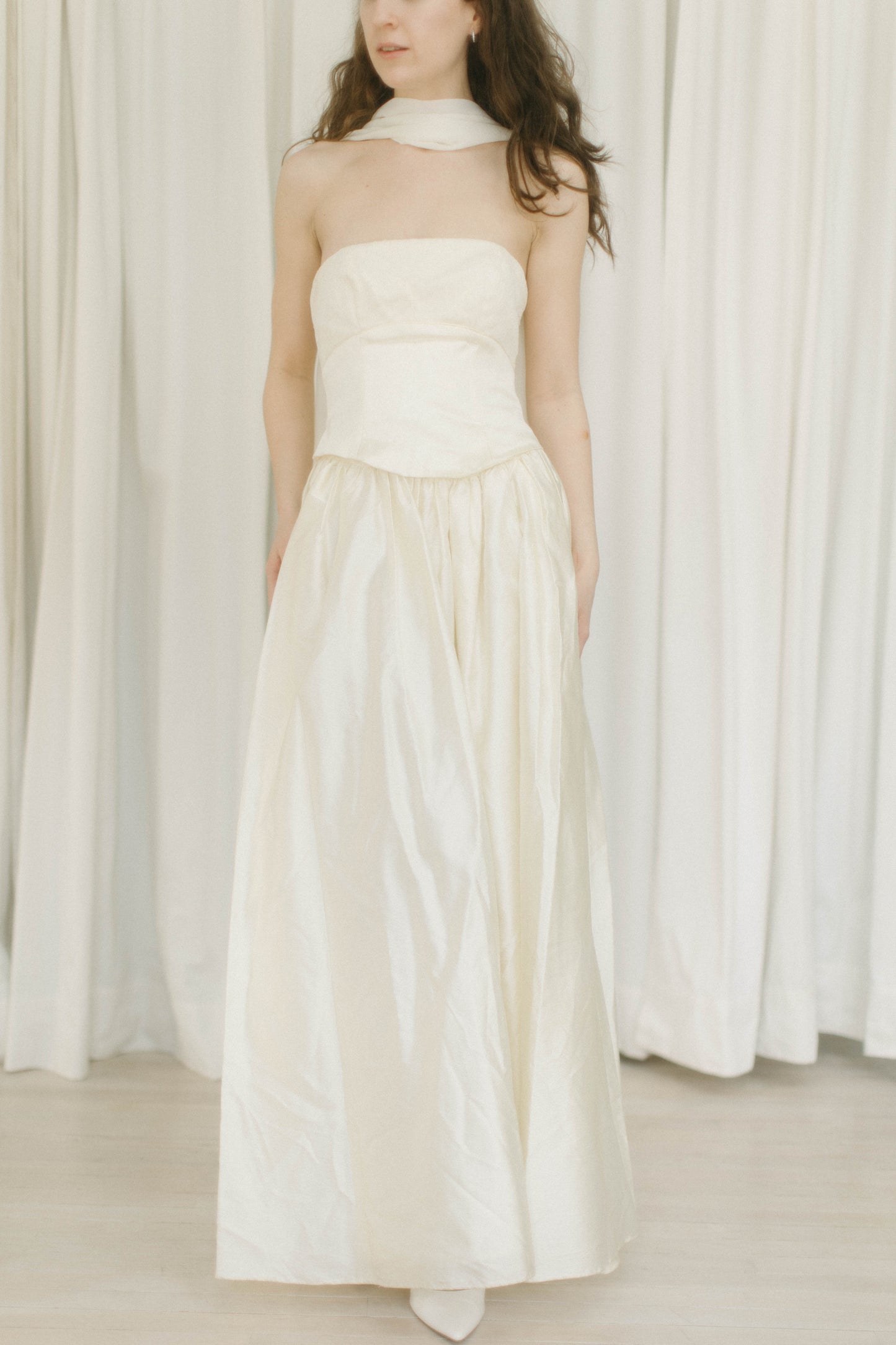 Vintage 90s off-white strapless v waist gown