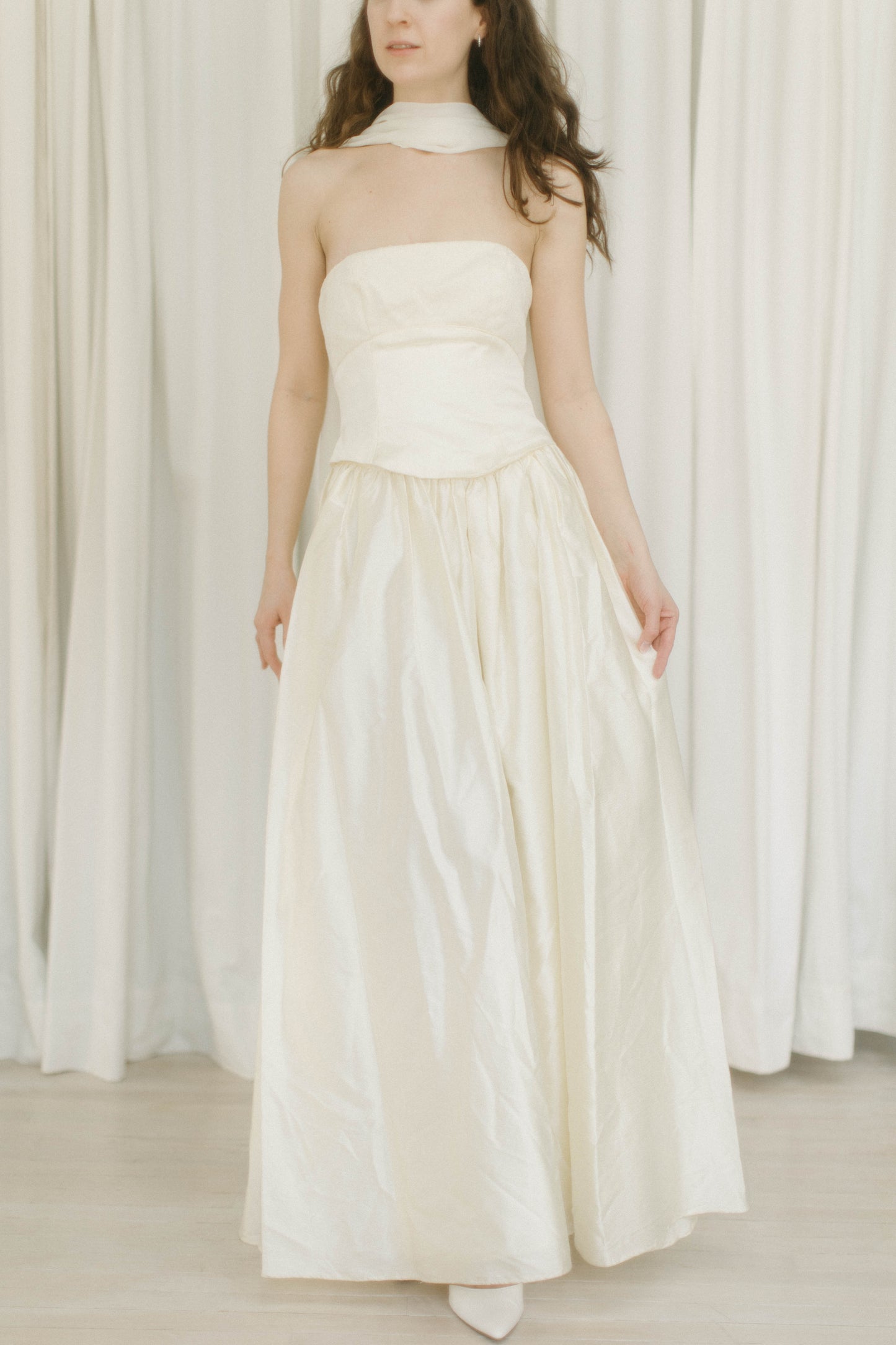 Vintage 90s off-white strapless v waist gown